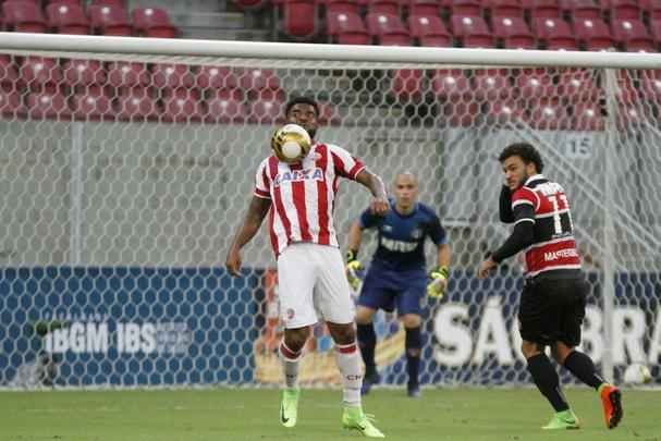 Na segunda etapa, Tricolor se manteve bem e conseguiu ampliar o placar com boa jogada de Roberto. Em vantagem no marcador, Eutrpio mexeu em peas para evitar maior desgaste dos atletas e Santa acabou caindo de rendimento. Nutico ainda diminiu com Alison, em lance polmico, mas a reao ficou por a: 2 a 1 para os corais.
