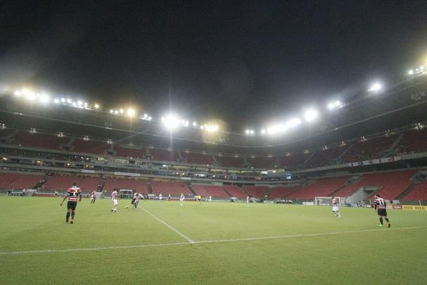 Na segunda etapa, Tricolor se manteve bem e conseguiu ampliar o placar com boa jogada de Roberto. Em vantagem no marcador, Eutrpio mexeu em peas para evitar maior desgaste dos atletas e Santa acabou caindo de rendimento. Nutico ainda diminiu com Alison, em lance polmico, mas a reao ficou por a: 2 a 1 para os corais.