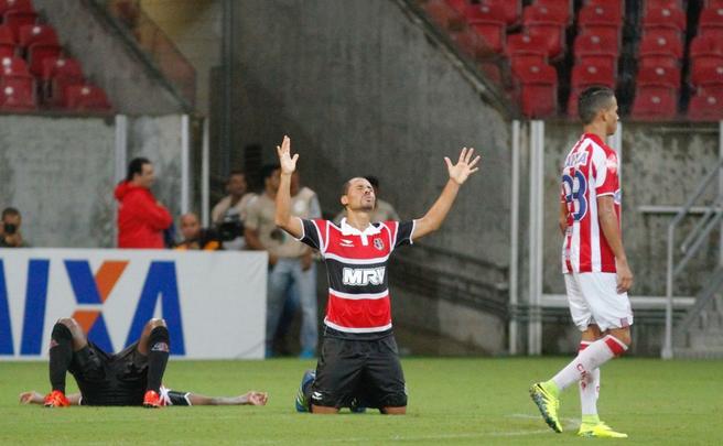 Na segunda etapa, Tricolor se manteve bem e conseguiu ampliar o placar com boa jogada de Roberto. Em vantagem no marcador, Eutrpio mexeu em peas para evitar maior desgaste dos atletas e Santa acabou caindo de rendimento. Nutico ainda diminiu com Alison, em lance polmico, mas a reao ficou por a: 2 a 1 para os corais.
