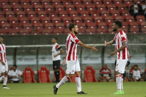 Na segunda etapa, Tricolor se manteve bem e conseguiu ampliar o placar com boa jogada de Roberto. Em vantagem no marcador, Eutrpio mexeu em peas para evitar maior desgaste dos atletas e Santa acabou caindo de rendimento. Nutico ainda diminiu com Alison, em lance polmico, mas a reao ficou por a: 2 a 1 para os corais.
