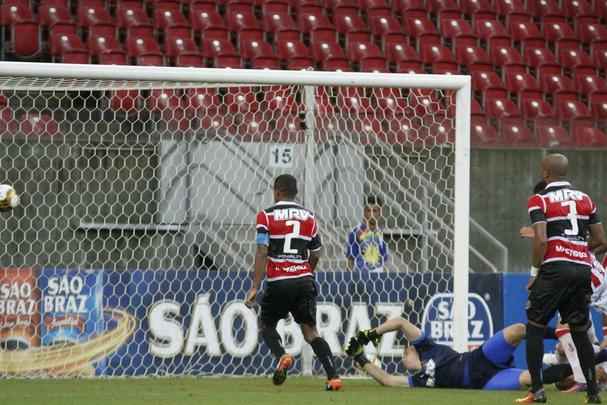 Na segunda etapa, Tricolor se manteve bem e conseguiu ampliar o placar com boa jogada de Roberto. Em vantagem no marcador, Eutrpio mexeu em peas para evitar maior desgaste dos atletas e Santa acabou caindo de rendimento. Nutico ainda diminiu com Alison, em lance polmico, mas a reao ficou por a: 2 a 1 para os corais.