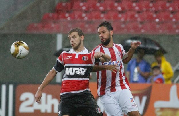 Na segunda etapa, Tricolor se manteve bem e conseguiu ampliar o placar com boa jogada de Roberto. Em vantagem no marcador, Eutrpio mexeu em peas para evitar maior desgaste dos atletas e Santa acabou caindo de rendimento. Nutico ainda diminiu com Alison, em lance polmico, mas a reao ficou por a: 2 a 1 para os corais.