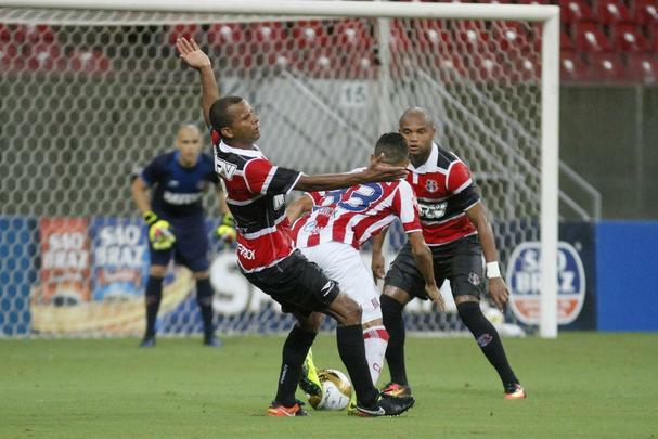 Na segunda etapa, Tricolor se manteve bem e conseguiu ampliar o placar com boa jogada de Roberto. Em vantagem no marcador, Eutrpio mexeu em peas para evitar maior desgaste dos atletas e Santa acabou caindo de rendimento. Nutico ainda diminiu com Alison, em lance polmico, mas a reao ficou por a: 2 a 1 para os corais.