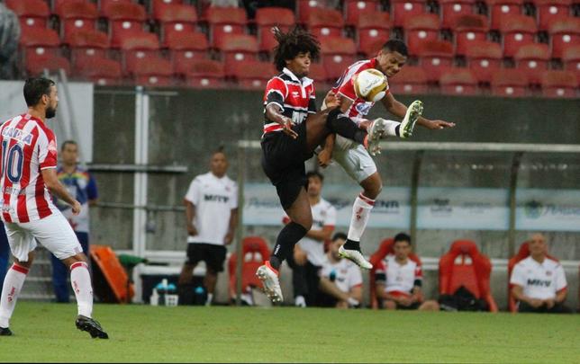 Na segunda etapa, Tricolor se manteve bem e conseguiu ampliar o placar com boa jogada de Roberto. Em vantagem no marcador, Eutrpio mexeu em peas para evitar maior desgaste dos atletas e Santa acabou caindo de rendimento. Nutico ainda diminiu com Alison, em lance polmico, mas a reao ficou por a: 2 a 1 para os corais.