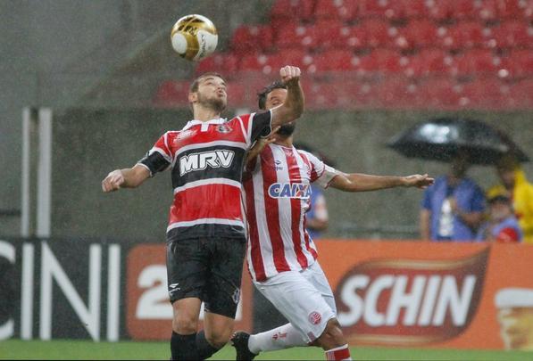 Na segunda etapa, Tricolor se manteve bem e conseguiu ampliar o placar com boa jogada de Roberto. Em vantagem no marcador, Eutrpio mexeu em peas para evitar maior desgaste dos atletas e Santa acabou caindo de rendimento. Nutico ainda diminiu com Alison, em lance polmico, mas a reao ficou por a: 2 a 1 para os corais.