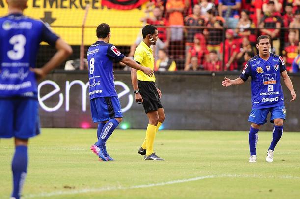 Com a Ilha do Retiro cheia, Sport e Salgueiro fazem primeiro confronto da final do Pernambucano