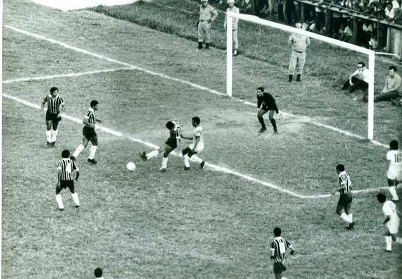 1970 - Santa Cruz e Náutico demoraram uma década para se reencontrar em decisões do Pernambucano. No início da sequência para o Pentacampeonato, após empate sem gols nos Aflitos, o Tricolor venceu os outros dois jogos da decisão no Arruda, por 2 a 1 e 2 a 0. Cuica e Ramon marcaram os gols decisivos no primeiro título sobre o Timbu conquistado no José do Rego Maciel.