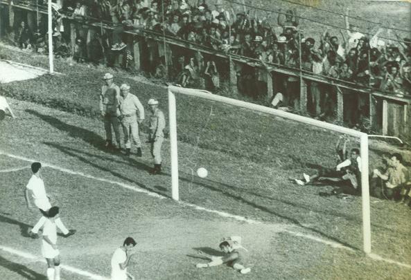 1970 - Santa Cruz e Náutico demoraram uma década para se reencontrar em decisões do Pernambucano. No início da sequência para o Pentacampeonato, após empate sem gols nos Aflitos, o Tricolor venceu os outros dois jogos da decisão no Arruda, por 2 a 1 e 2 a 0. Cuica e Ramon marcaram os gols decisivos no primeiro título sobre o Timbu conquistado no José do Rego Maciel.