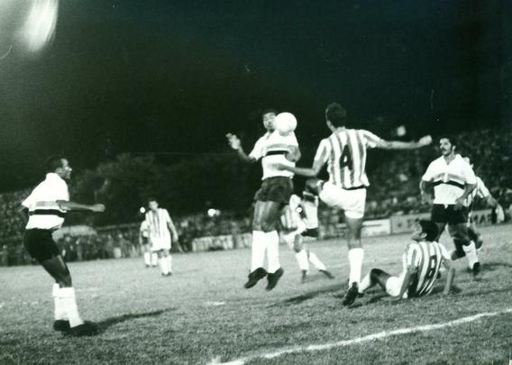 1970 - Santa Cruz e Náutico demoraram uma década para se reencontrar em decisões do Pernambucano. No início da sequência para o Pentacampeonato, após empate sem gols nos Aflitos, o Tricolor venceu os outros dois jogos da decisão no Arruda, por 2 a 1 e 2 a 0. Cuica e Ramon marcaram os gols decisivos no primeiro título sobre o Timbu conquistado no José do Rego Maciel.