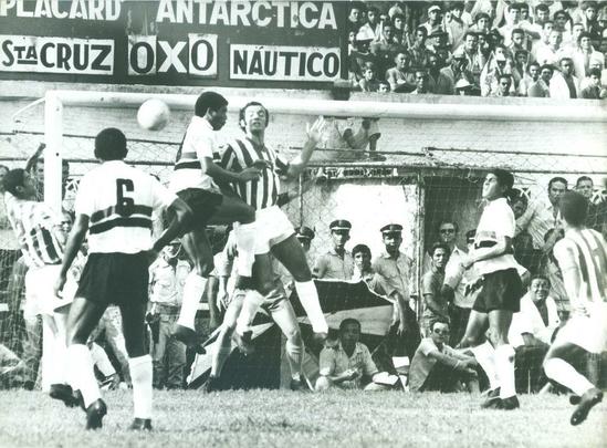 1970 - Santa Cruz e Náutico demoraram uma década para se reencontrar em decisões do Pernambucano. No início da sequência para o Pentacampeonato, após empate sem gols nos Aflitos, o Tricolor venceu os outros dois jogos da decisão no Arruda, por 2 a 1 e 2 a 0. Cuica e Ramon marcaram os gols decisivos no primeiro título sobre o Timbu conquistado no José do Rego Maciel.