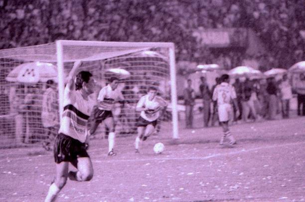 1993 - Náutico e Santa Cruz voltaram a decidir um Estadual no Arruda no início da década. Após vencer primeira partida por 1 a 0, um simples empate daria título ao Timbu. A partida da volta traçava o roteiro para mais uma conquista alvirrubra, até os 39 minutos do segundo tempo. Mesmo perdendo por 1 a 0 e com Washington, principal artilheiro coral, expulso, o Santa Cruz cresceu no jogo. Empatou com Fernando e, aos 44, Célio acertou um chute de fora da área para virar o placar. Parte da torcida já havia deixado o estádio e retornou para ver o time levantar a taça, após empate sem gols na prorrogação.