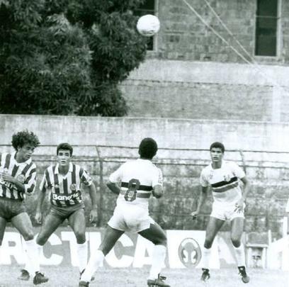 1991 - No dia 6 de outubro, o Pernambucano daquele ano marcou um placar histórico. O mais elástico do Santa Cruz sobre o Náutico: 5 a 0. Devolvendo os mesmos números da goleada sofrida em 1944 para o Timbu, nos Aflitos. Placar que durante 47 anos se manteve isolado como a maior goleada em Clássico das Emoções. Na foto, Rivaldo (à direita) era um dos atletas do elenco tricolor.