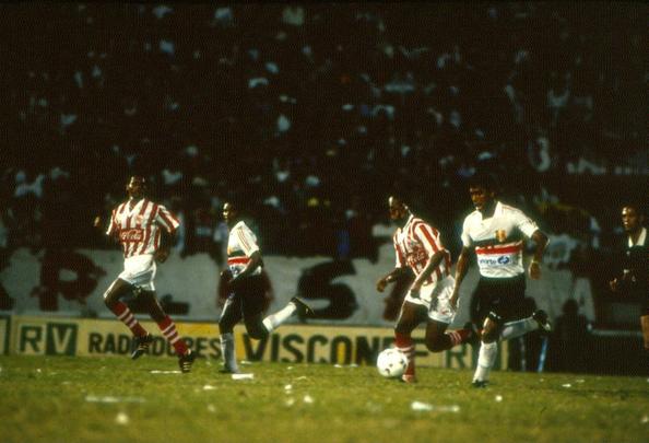 1993 - Náutico e Santa Cruz voltaram a decidir um Estadual no Arruda no início da década. Após vencer primeira partida por 1 a 0, um simples empate daria título ao Timbu. A partida da volta traçava o roteiro para mais uma conquista alvirrubra, até os 39 minutos do segundo tempo. Mesmo perdendo por 1 a 0 e com Washington, principal artilheiro coral, expulso, o Santa Cruz cresceu no jogo. Empatou com Fernando e, aos 44, Célio acertou um chute de fora da área para virar o placar. Parte da torcida já havia deixado o estádio e retornou para ver o time levantar a taça, após empate sem gols na prorrogação.