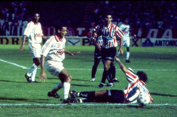 1995 - Pela primeira vez, o Pernambucano apresentou o modelo com três pontos para cada vitória. Náutico e Santa voltaram a decidir o título do Estadual em duas partidas. Desta vez, o Tricolor venceu os dois confrontos. No Arruda, a grande final terminou em 2 a 0. Amarildo, cobrando falta, e Da Silva marcaram os gols decisivos.