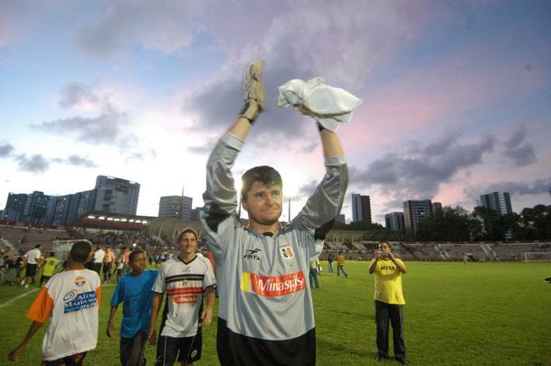 2005 - O Santa Cruz liderou as duas primeiras fases da Série B do Brasileiro, mas teve um início titubeante no quadrangular final. Após ser goleado pela Portuguesa e empatar em casa contra o Grêmio, restava ao Tricolor buscar a reabilitação contra o Náutico, em dois confrontos consecutivos. E se reabilitou. Venceu nos Aflitos, por 2 a 0 e no Arruda, por 1 a 0. Resultados fundamentais para o acesso à elite naquele ano, concretizado com a vitória sobre a Portuguesa.
