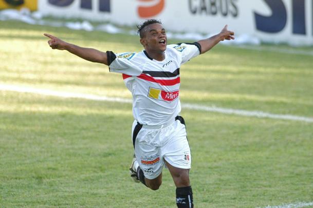 2005 - O Santa Cruz liderou as duas primeiras fases da Série B do Brasileiro, mas teve um início titubeante no quadrangular final. Após ser goleado pela Portuguesa e empatar em casa contra o Grêmio, restava ao Tricolor buscar a reabilitação contra o Náutico, em dois confrontos consecutivos. E se reabilitou. Venceu nos Aflitos, por 2 a 0 e no Arruda, por 1 a 0. Resultados fundamentais para o acesso à elite naquele ano, concretizado com a vitória sobre a Portuguesa.