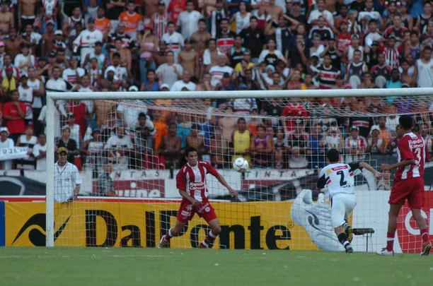 2005 - O Santa Cruz liderou as duas primeiras fases da Série B do Brasileiro, mas teve um início titubeante no quadrangular final. Após ser goleado pela Portuguesa e empatar em casa contra o Grêmio, restava ao Tricolor buscar a reabilitação contra o Náutico, em dois confrontos consecutivos. E se reabilitou. Venceu nos Aflitos, por 2 a 0 e no Arruda, por 1 a 0. Resultados fundamentais para o acesso à elite naquele ano, concretizado com a vitória sobre a Portuguesa.