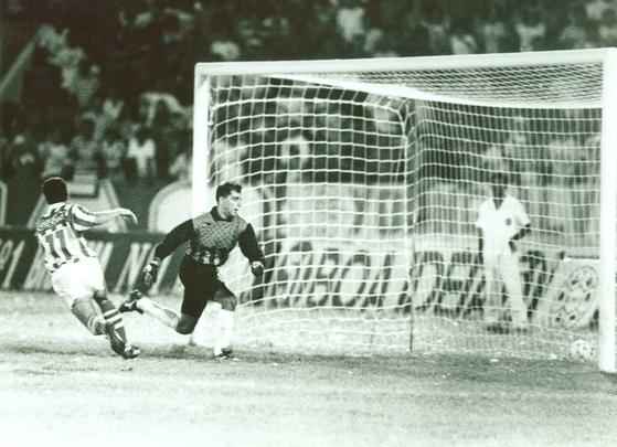 1993 - Náutico e Santa Cruz voltaram a decidir um Estadual no Arruda no início da década. Após vencer primeira partida por 1 a 0, um simples empate daria título ao Timbu. A partida da volta traçava o roteiro para mais uma conquista alvirrubra, até os 39 minutos do segundo tempo. Mesmo perdendo por 1 a 0 e com Washington, principal artilheiro coral, expulso, o Santa Cruz cresceu no jogo. Empatou com Fernando e, aos 44, Célio acertou um chute de fora da área para virar o placar. Parte da torcida já havia deixado o estádio e retornou para ver o time levantar a taça, após empate sem gols na prorrogação.