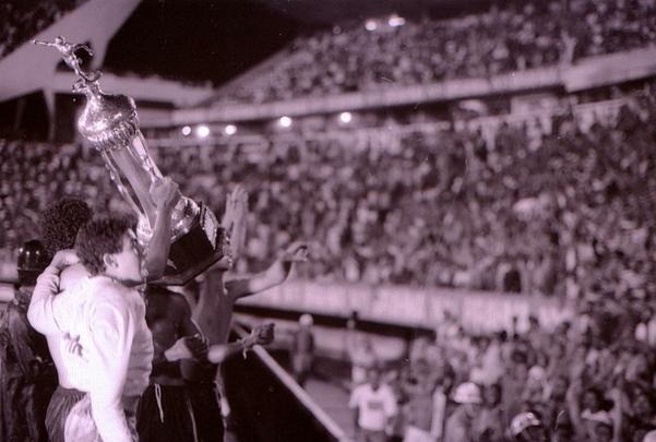 1993 - Náutico e Santa Cruz voltaram a decidir um Estadual no Arruda no início da década. Após vencer primeira partida por 1 a 0, um simples empate daria título ao Timbu. A partida da volta traçava o roteiro para mais uma conquista alvirrubra, até os 39 minutos do segundo tempo. Mesmo perdendo por 1 a 0 e com Washington, principal artilheiro coral, expulso, o Santa Cruz cresceu no jogo. Empatou com Fernando e, aos 44, Célio acertou um chute de fora da área para virar o placar. Parte da torcida já havia deixado o estádio e retornou para ver o time levantar a taça, após empate sem gols na prorrogação.