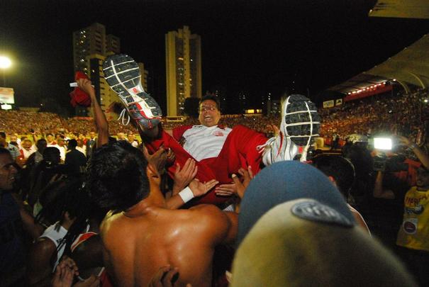 Dessa vez, no entanto, o treinador permaneceu por mais de um ano. Em 2011, inclusive, Waldemar Lemos comandou o Nutico em uma excelente campanha na Srie B, conquistando o acesso  primeira diviso como segundo colocado da tabela. 
