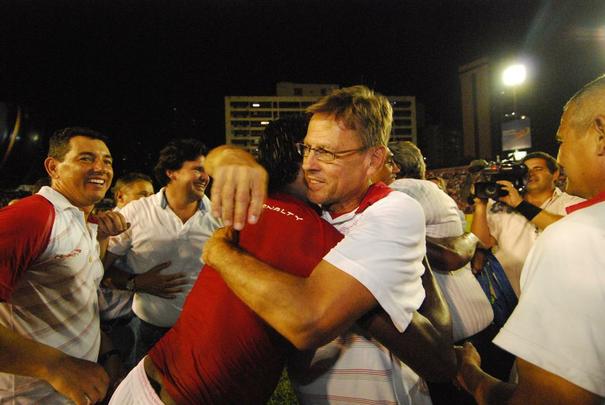 Dessa vez, no entanto, o treinador permaneceu por mais de um ano. Em 2011, inclusive, Waldemar Lemos comandou o Nutico em uma excelente campanha na Srie B, conquistando o acesso  primeira diviso como segundo colocado da tabela. 
