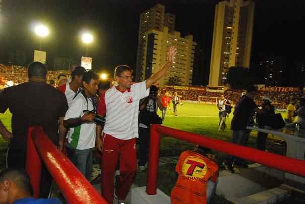 Dessa vez, no entanto, o treinador permaneceu por mais de um ano. Em 2011, inclusive, Waldemar Lemos comandou o Nutico em uma excelente campanha na Srie B, conquistando o acesso  primeira diviso como segundo colocado da tabela. 