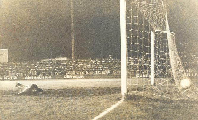 1974 - O Santa Cruz poderia igualar o feito do Náutico e conquistar o Hexacampeonato Estadual. Mas o Timbu se sobressaiu. Após evitar o título coral no segundo turno, a decisão só precisou de dois jogos, na melhor de três. Duas vitórias com o mesmo placar de 1 a 0 deram ao Náutico o 14° título, e a manutenção da maior sequência de conquistas no futebol pernambucano.