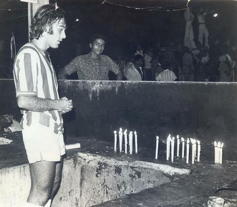 1974 - O Santa Cruz poderia igualar o feito do Náutico e conquistar o Hexacampeonato Estadual. Mas o Timbu se sobressaiu. Após evitar o título coral no segundo turno, a decisão só precisou de dois jogos, na melhor de três. Duas vitórias com o mesmo placar de 1 a 0 deram ao Náutico o 14° título, e a manutenção da maior sequência de conquistas no futebol pernambucano.