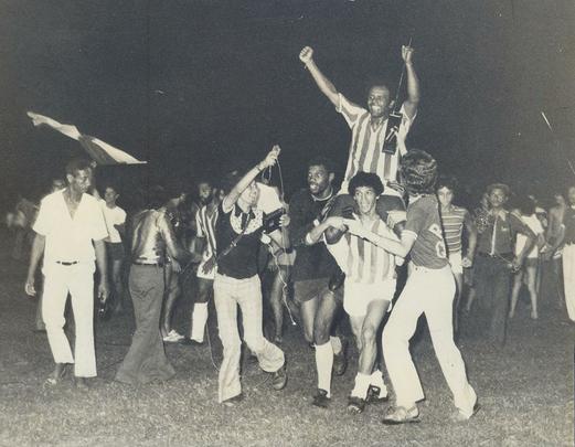 1974 - O Santa Cruz poderia igualar o feito do Náutico e conquistar o Hexacampeonato Estadual. Mas o Timbu se sobressaiu. Após evitar o título coral no segundo turno, a decisão só precisou de dois jogos, na melhor de três. Duas vitórias com o mesmo placar de 1 a 0 deram ao Náutico o 14° título, e a manutenção da maior sequência de conquistas no futebol pernambucano.