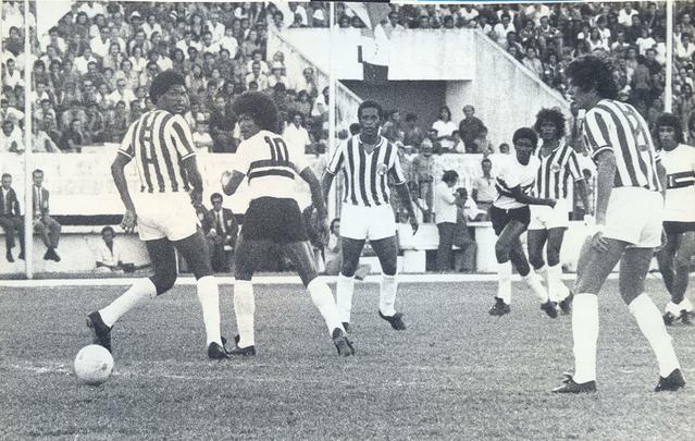 1974 - O Santa Cruz poderia igualar o feito do Náutico e conquistar o Hexacampeonato Estadual. Mas o Timbu se sobressaiu. Após evitar o título coral no segundo turno, a decisão só precisou de dois jogos, na melhor de três. Duas vitórias com o mesmo placar de 1 a 0 deram ao Náutico o 14° título, e a manutenção da maior sequência de conquistas no futebol pernambucano.
