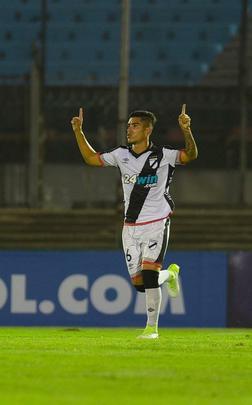 Aps vencer em casa por 3 a 0, Leo foi at o Uruguai para garantir classificao para a prxima fase, mas encontrou pela frente muita dificuldade. Aps perder pelo mesmo placar no tempo normal, Rubro-negro buscou a classificao nas penalidades, com duas defesas de Magro.