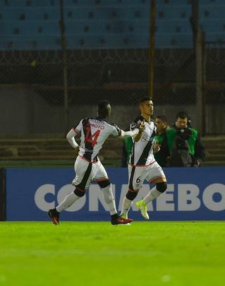 Aps vencer em casa por 3 a 0, Leo foi at o Uruguai para garantir classificao para a prxima fase, mas encontrou pela frente muita dificuldade. Aps perder pelo mesmo placar no tempo normal, Rubro-negro buscou a classificao nas penalidades, com duas defesas de Magro.