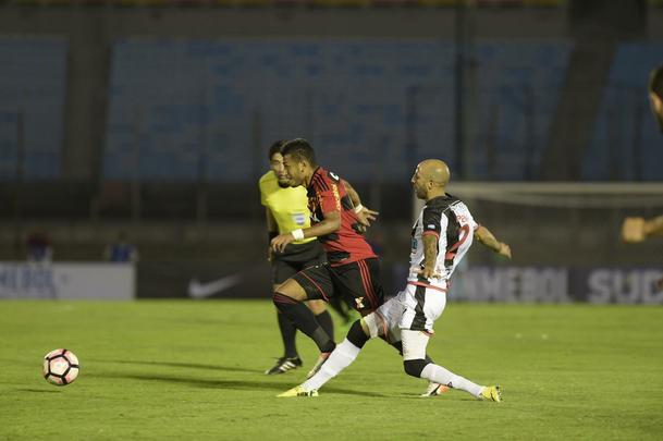 Aps vencer em casa por 3 a 0, Leo foi at o Uruguai para garantir classificao para a prxima fase, mas encontrou pela frente muita dificuldade. Aps perder pelo mesmo placar no tempo normal, Rubro-negro buscou a classificao nas penalidades, com duas defesas de Magro.