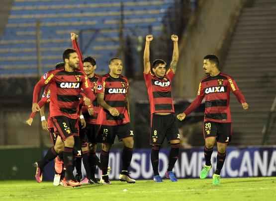 Aps vencer em casa por 3 a 0, Leo foi at o Uruguai para garantir classificao para a prxima fase, mas encontrou pela frente muita dificuldade. Aps perder pelo mesmo placar no tempo normal, Rubro-negro buscou a classificao nas penalidades, com duas defesas de Magro.