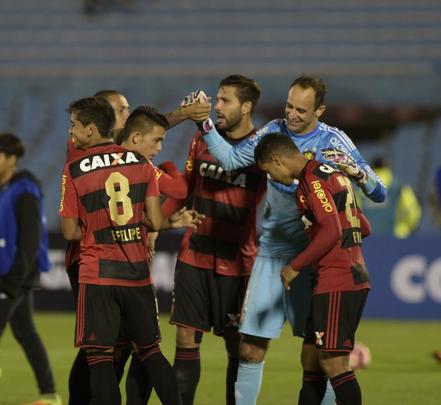 Aps vencer em casa por 3 a 0, Leo foi at o Uruguai para garantir classificao para a prxima fase, mas encontrou pela frente muita dificuldade. Aps perder pelo mesmo placar no tempo normal, Rubro-negro buscou a classificao nas penalidades, com duas defesas de Magro.
