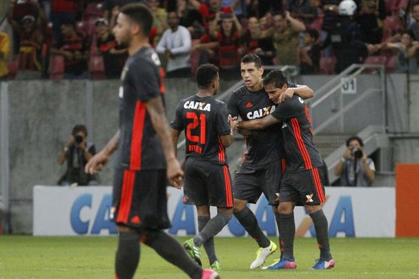 O segundo padrão do Sport para a temporada 2017/18 tem a cor cinza com detalhes em laranja. A ideia é fazer com que o torcedor leve a camisa do campo para a rua. A camisa foi apresentada na Arena de Pernambuco, na vitória de 3 a 0 sobre a Chapecoense, no Brasileiro da Série A.
