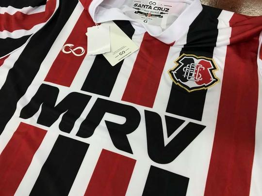 Aps distrato com a Penalty, Santa Cruz desenvolveu marca prpria de material esportivo, que recebe o nome de Cobra Coral. Com dois padres e fabricao a cargo da cearense Bomache, as camisas  foram apresentadas na manh desta sexta-feira no clube