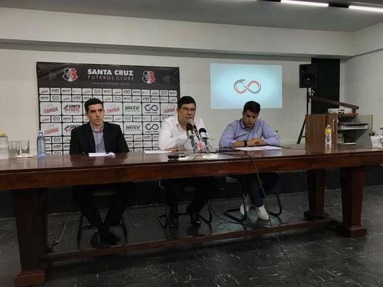 Aps distrato com a Penalty, Santa Cruz desenvolveu marca prpria de material esportivo, que recebe o nome de Cobra Coral. Com dois padres e fabricao a cargo da cearense Bomache, as camisas  foram apresentadas na manh desta sexta-feira no clube
