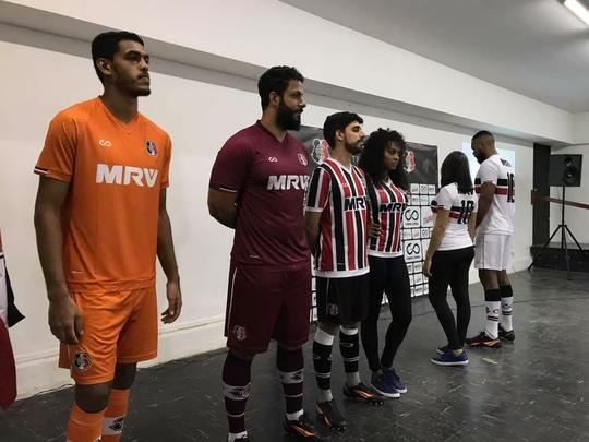 Aps distrato com a Penalty, Santa Cruz desenvolveu marca prpria de material esportivo, que recebe o nome de Cobra Coral. Com dois padres e fabricao a cargo da cearense Bomache, as camisas  foram apresentadas na manh desta sexta-feira no clube