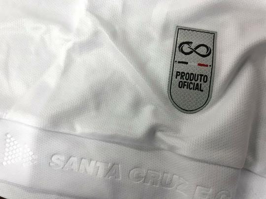 Aps distrato com a Penalty, Santa Cruz desenvolveu marca prpria de material esportivo, que recebe o nome de Cobra Coral. Com dois padres e fabricao a cargo da cearense Bomache, as camisas  foram apresentadas na manh desta sexta-feira no clube