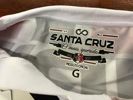 Aps distrato com a Penalty, Santa Cruz desenvolveu marca prpria de material esportivo, que recebe o nome de Cobra Coral. Com dois padres e fabricao a cargo da cearense Bomache, as camisas  foram apresentadas na manh desta sexta-feira no clube