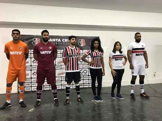 Aps distrato com a Penalty, Santa Cruz desenvolveu marca prpria de material esportivo, que recebe o nome de Cobra Coral. Com dois padres e fabricao a cargo da cearense Bomache, as camisas  foram apresentadas na manh desta sexta-feira no clube