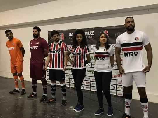 Aps distrato com a Penalty, Santa Cruz desenvolveu marca prpria de material esportivo, que recebe o nome de Cobra Coral. Com dois padres e fabricao a cargo da cearense Bomache, as camisas  foram apresentadas na manh desta sexta-feira no clube