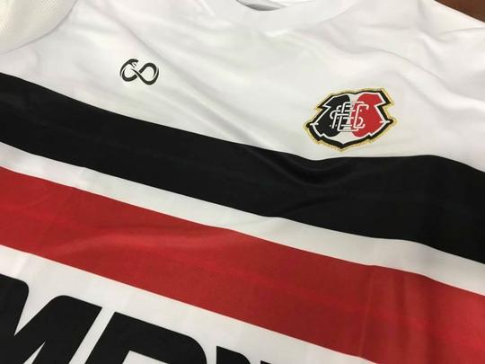 Aps distrato com a Penalty, Santa Cruz desenvolveu marca prpria de material esportivo, que recebe o nome de Cobra Coral. Com dois padres e fabricao a cargo da cearense Bomache, as camisas  foram apresentadas na manh desta sexta-feira no clube