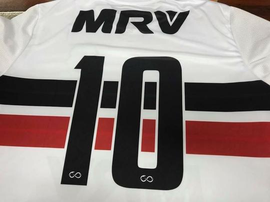 Aps distrato com a Penalty, Santa Cruz desenvolveu marca prpria de material esportivo, que recebe o nome de Cobra Coral. Com dois padres e fabricao a cargo da cearense Bomache, as camisas  foram apresentadas na manh desta sexta-feira no clube