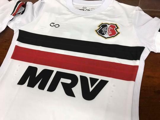 Aps distrato com a Penalty, Santa Cruz desenvolveu marca prpria de material esportivo, que recebe o nome de Cobra Coral. Com dois padres e fabricao a cargo da cearense Bomache, as camisas  foram apresentadas na manh desta sexta-feira no clube