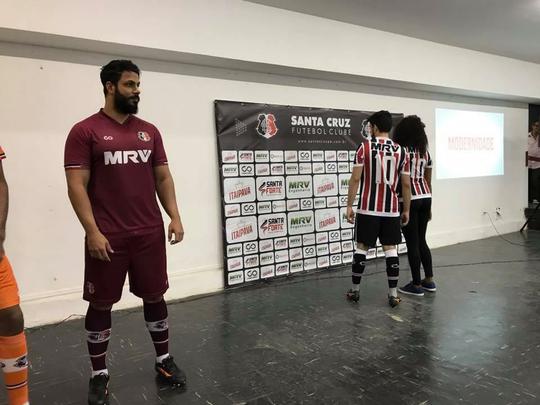 Aps distrato com a Penalty, Santa Cruz desenvolveu marca prpria de material esportivo, que recebe o nome de Cobra Coral. Com dois padres e fabricao a cargo da cearense Bomache, as camisas  foram apresentadas na manh desta sexta-feira no clube