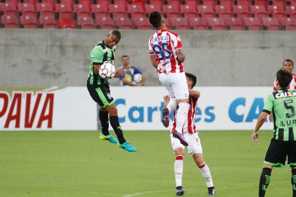 Com Arena de Pernambuco vazia, devido  punio pela invaso da torcida timbu na ltima rodada da ltima Srie B, alvirrubros receberam os mineiros na primeira partida do Nacional.