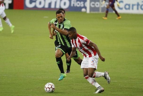 Com Arena de Pernambuco vazia, devido  punio pela invaso da torcida timbu na ltima rodada da ltima Srie B, alvirrubros receberam os mineiros na primeira partida do Nacional.