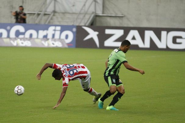 Com Arena de Pernambuco vazia, devido  punio pela invaso da torcida timbu na ltima rodada da ltima Srie B, alvirrubros receberam os mineiros na primeira partida do Nacional.